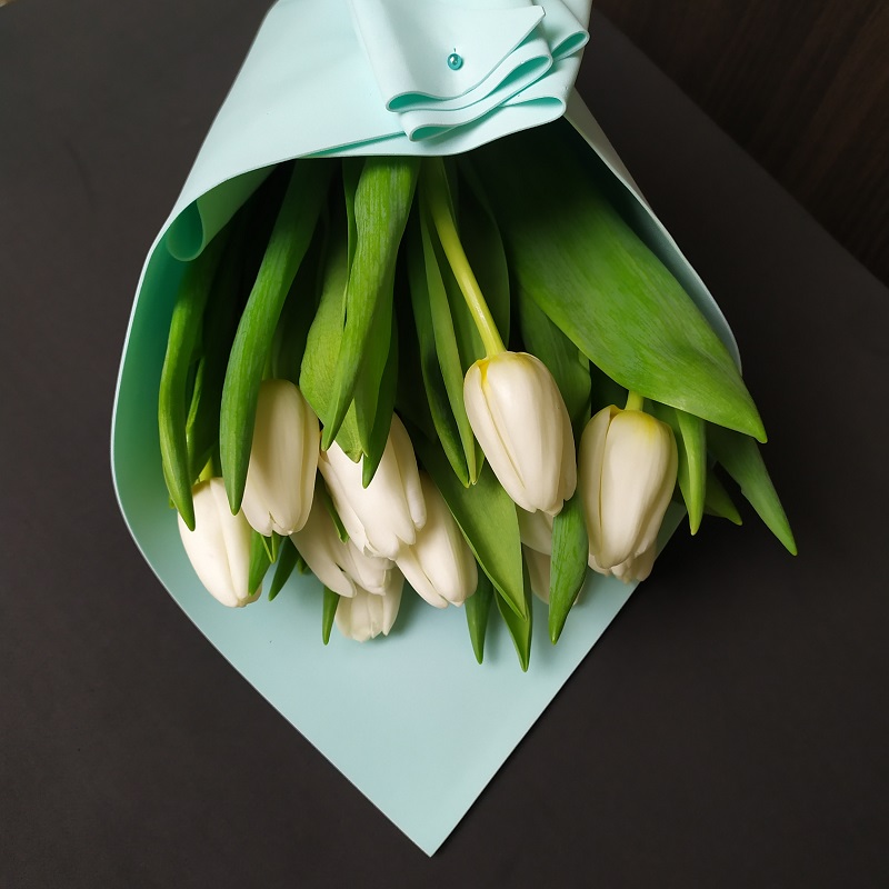 Букет белых тюльпанов, 11 шт купить по цене 1 600 руб. с бесплатной  доставкой по Москве: заказать на сайте flavoshop.com